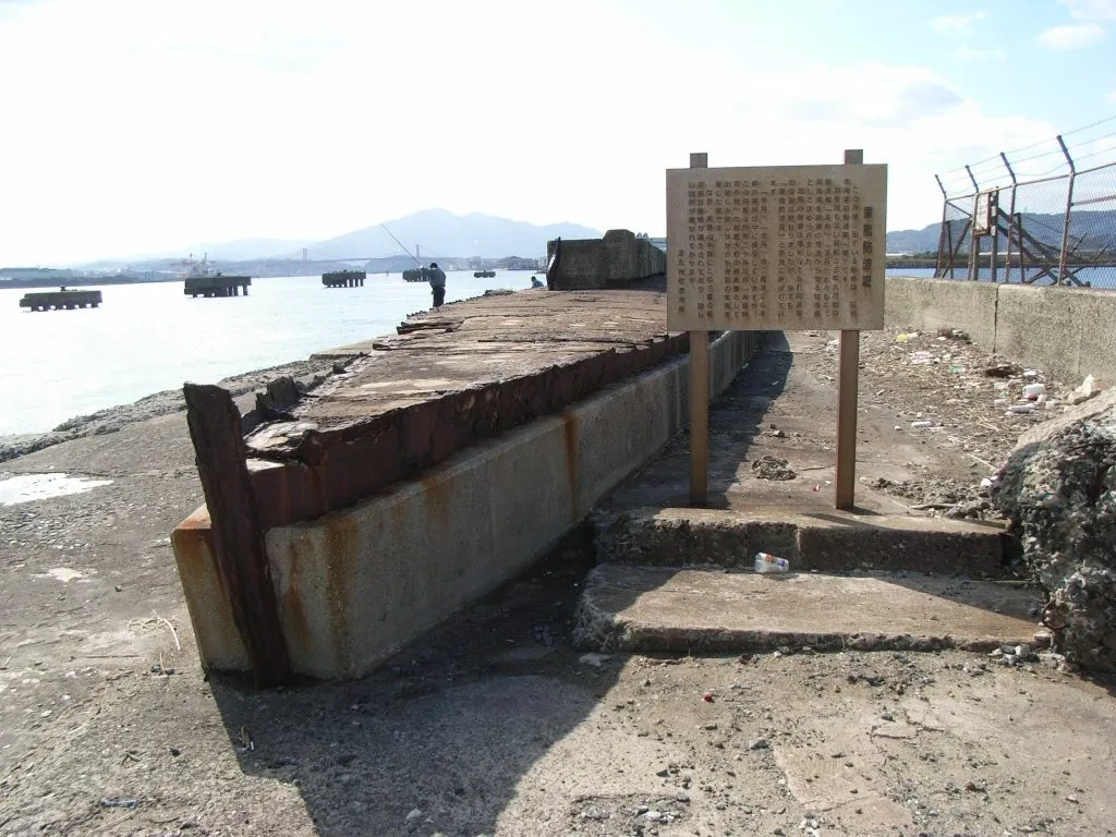 【歴史をつなぐ模型】軍艦防波堤の駆逐艦「冬月」、店頭にあります