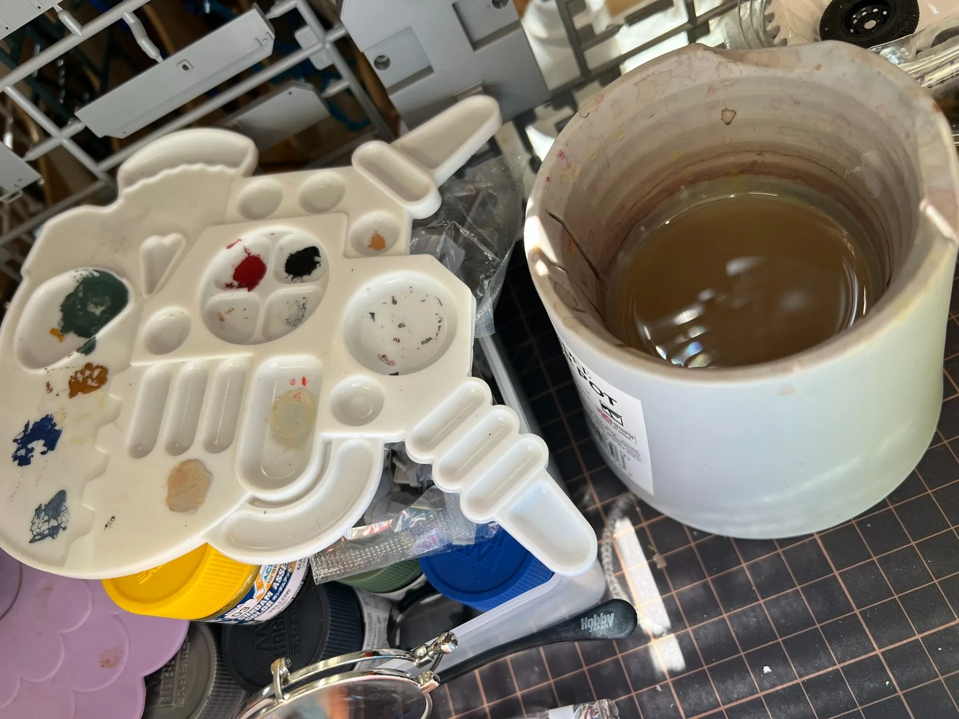 筆塗りは希釈すべき？塗料メーカー別の特性とコツ